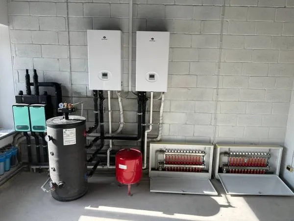 Service station with Mycond Split heat pumps BeeHeat series